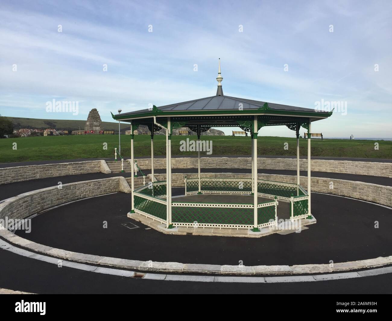 La storica sunken bandstand a Swanage, Dorset è stato rinnovato nel 2019 che era già stata danneggiata durante una tempesta nel 2012 Foto Stock