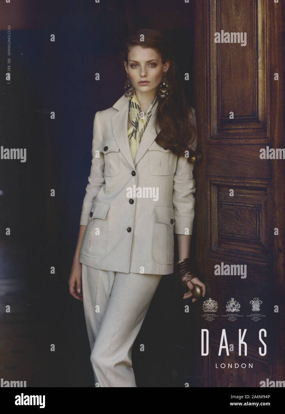 Poster pubblicitario Daks casa di moda su rivista cartacea da 2010 anni, pubblicità, pubblicità creativa dagli anni '2010 Foto Stock