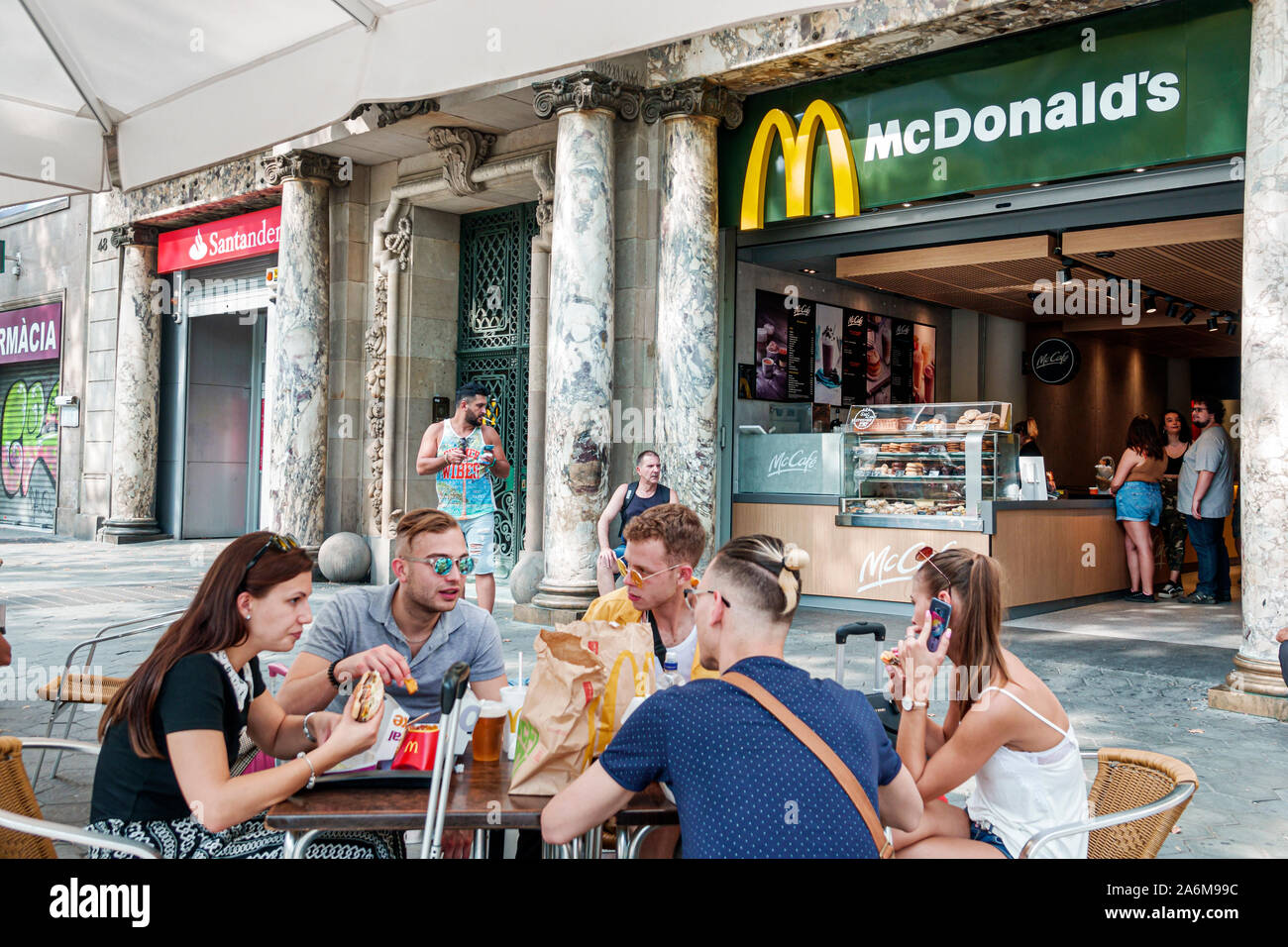 Barcellona Spagna,Catalonia Passeig de Gracia,McDonald's, ristorante, fast food, esterno, tavolo marciapiede, pranzo al fresco, uomo, donna, giovani adulti, amici, ea Foto Stock