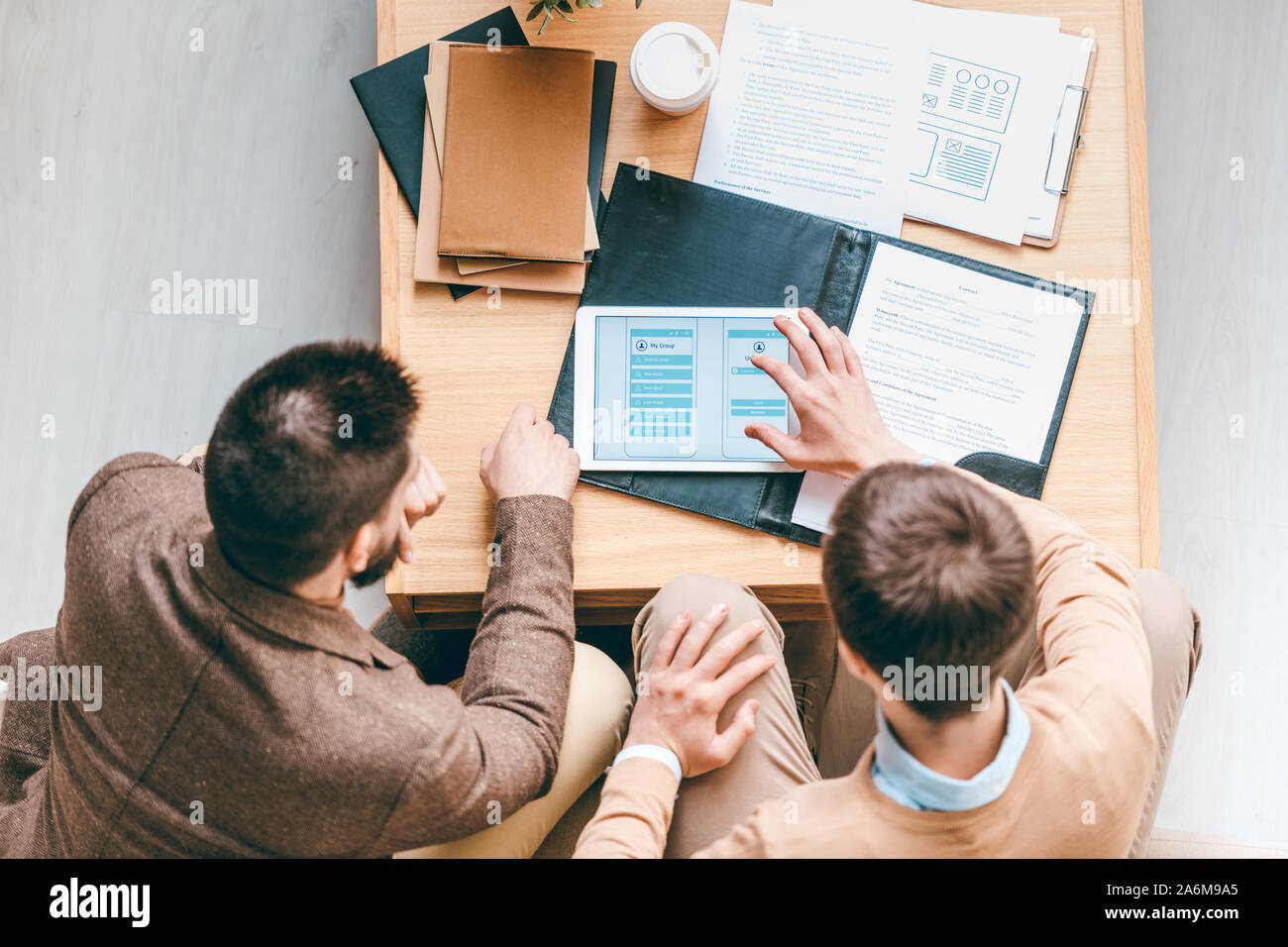 Uno dei giovani progettisti del software rendendo la presentazione della nuova applicazione Foto Stock