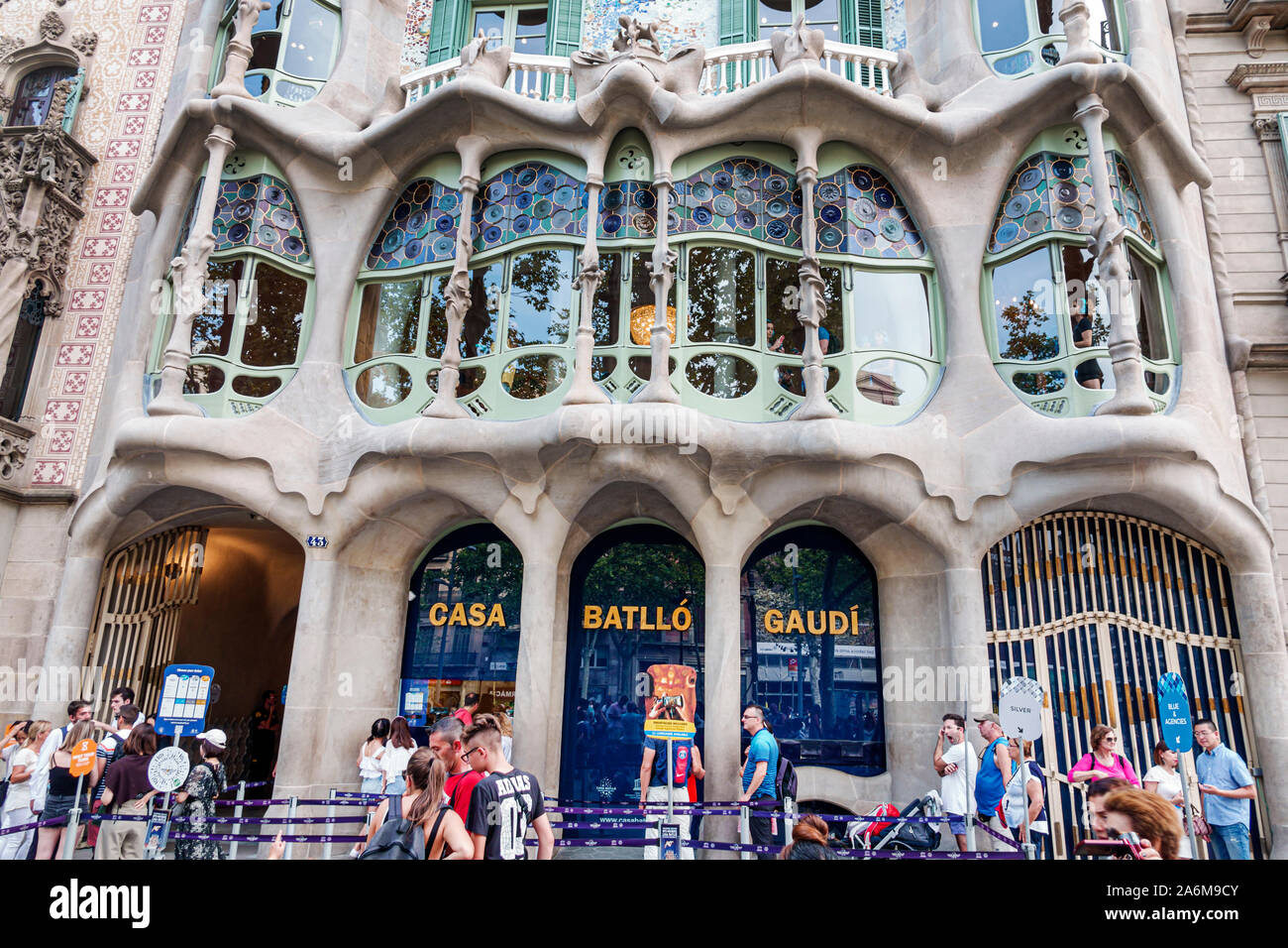 Barcellona Spagna,Catalonia Passeig de Gracia,Casa Batllo,esterno,architettura modernista,di Antoni Gaudi,punto di riferimento,linea,coda,uomo,donna,ES190901110 Foto Stock