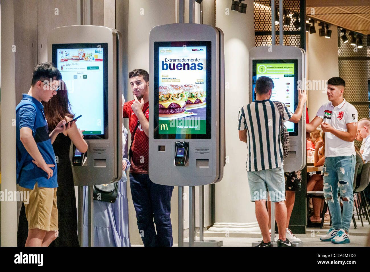 Barcellona Spagna,Catalonia Passeig de Gracia,McDonald's, ristorante, fast food, touch screen self-service chiosco per l'ordinazione, asiatico,ragazzo,ragazza,uomo,teen,Inside i Foto Stock