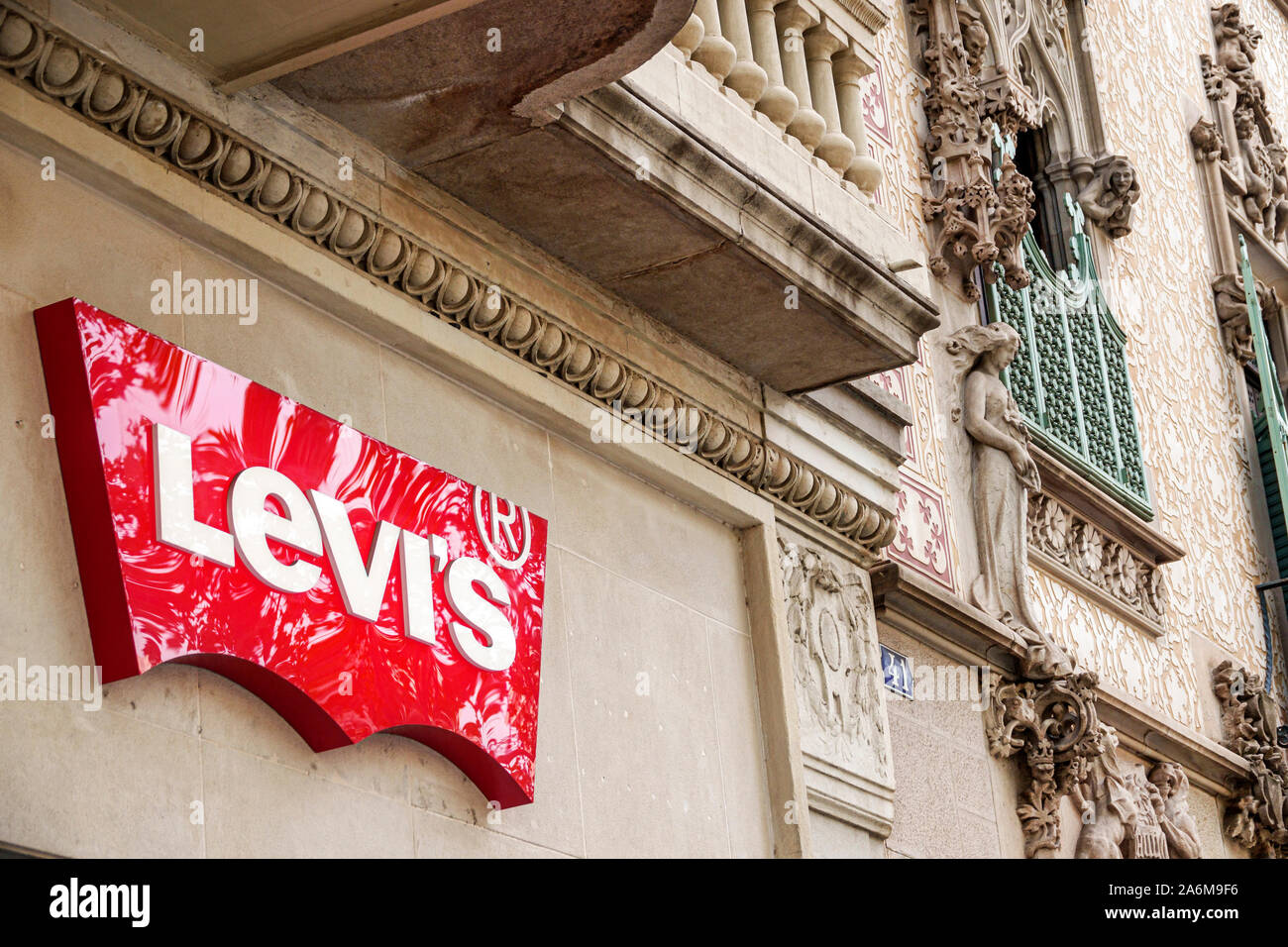Barcellona Spagna,Catalonia Passeig de Gracia,Illa de la Discordia,blocco di discordia,Casa Amatller,Levi's store,logo,esterno,architettura modernista,ES19 Foto Stock