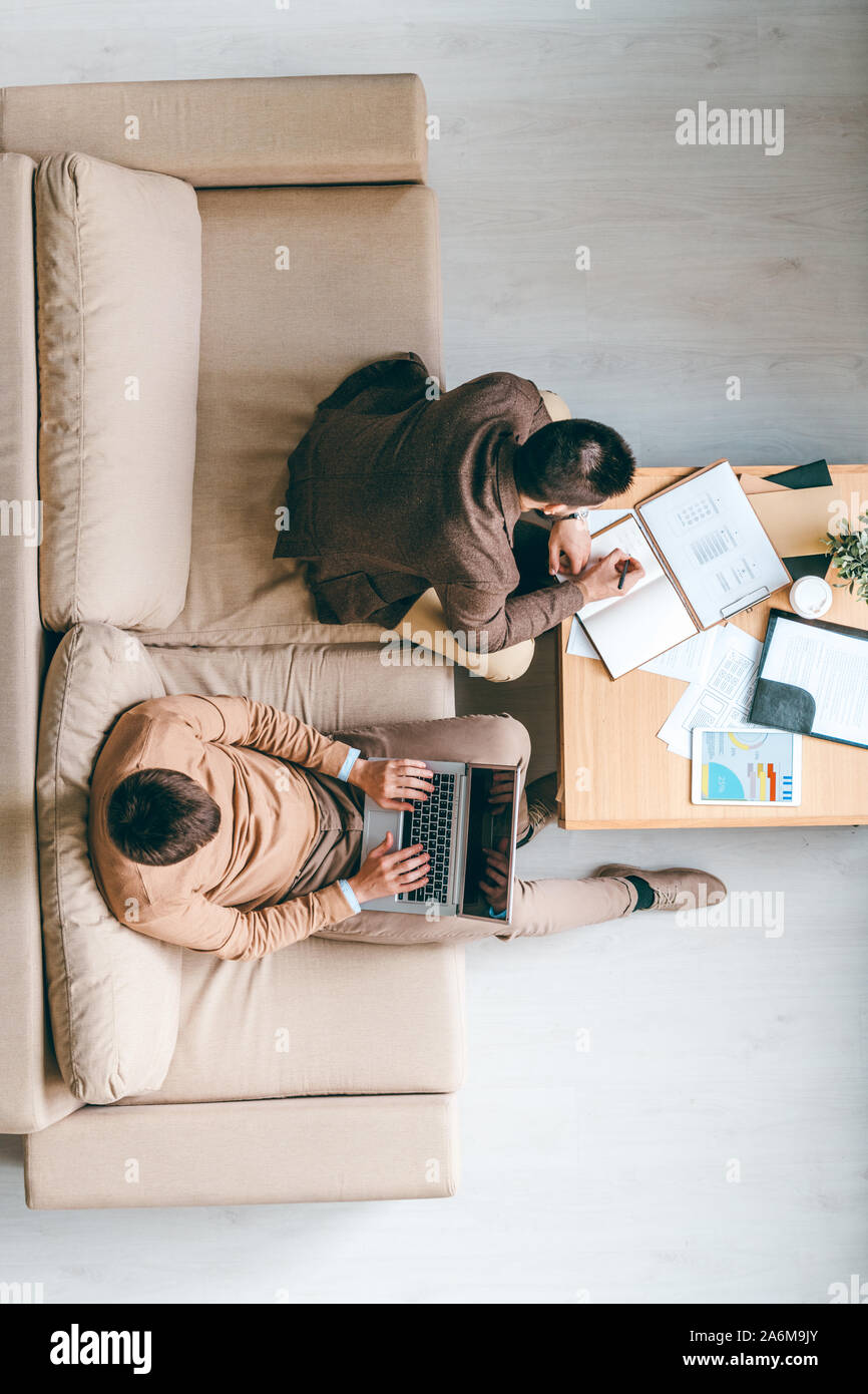 Uno dei due imprenditori rendendo note durante il suo collega navigando in rete Foto Stock
