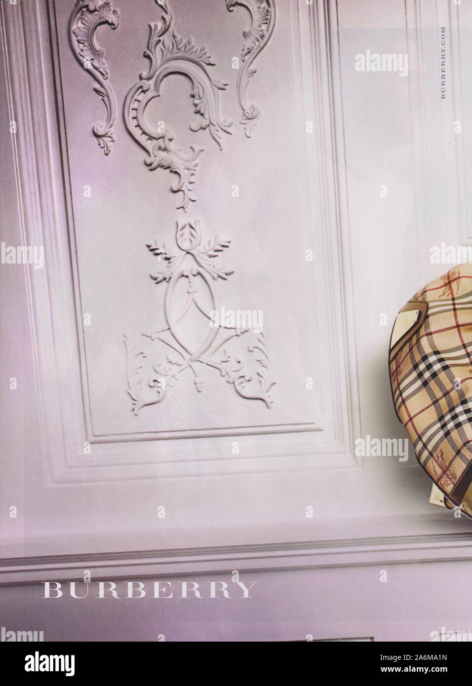 Poster pubblicitario casa di moda Burberry su rivista di carta da 2010 anni, pubblicità, pubblicità creativa Burberry 2010s Foto Stock