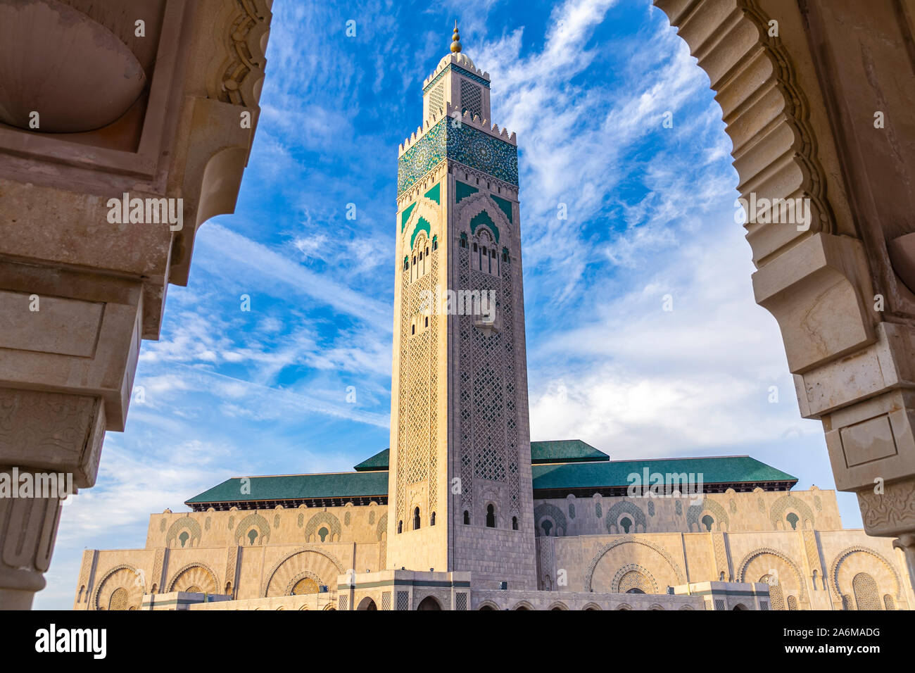 Vista della Moschea di Hassan II contro il cielo blu - la moschea di Hassan II o il Grande Mosquée Hassan II è una moschea di Casablanca, Marocco. Foto Stock