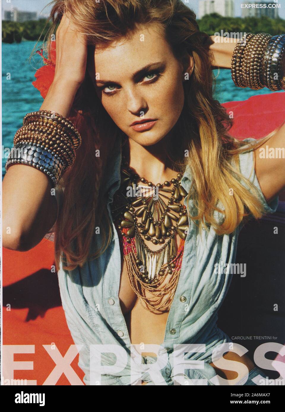 Pubblicità poster Casa di moda EXPRESS su rivista cartacea del 2010, pubblicità, pubblicità creativa EXPRESS 2010s Foto Stock
