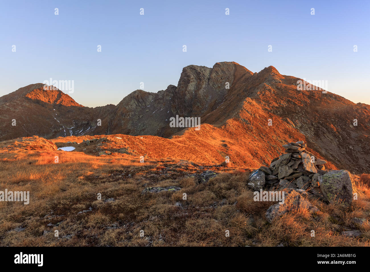 Monti Fagaras, Romania. Picco Lespezi 2517m. Sullo sfondo il picco Negoiu 2535 m Foto Stock