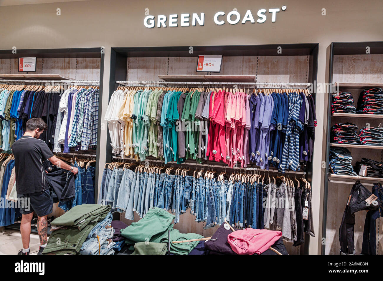 Barcellona Spagna,Catalonia Catalunya,Les Corts,l'illa Diagonal,shopping shopper shopping negozi mercato mercati mercato acquisti vendita, vendita al dettaglio st Foto Stock