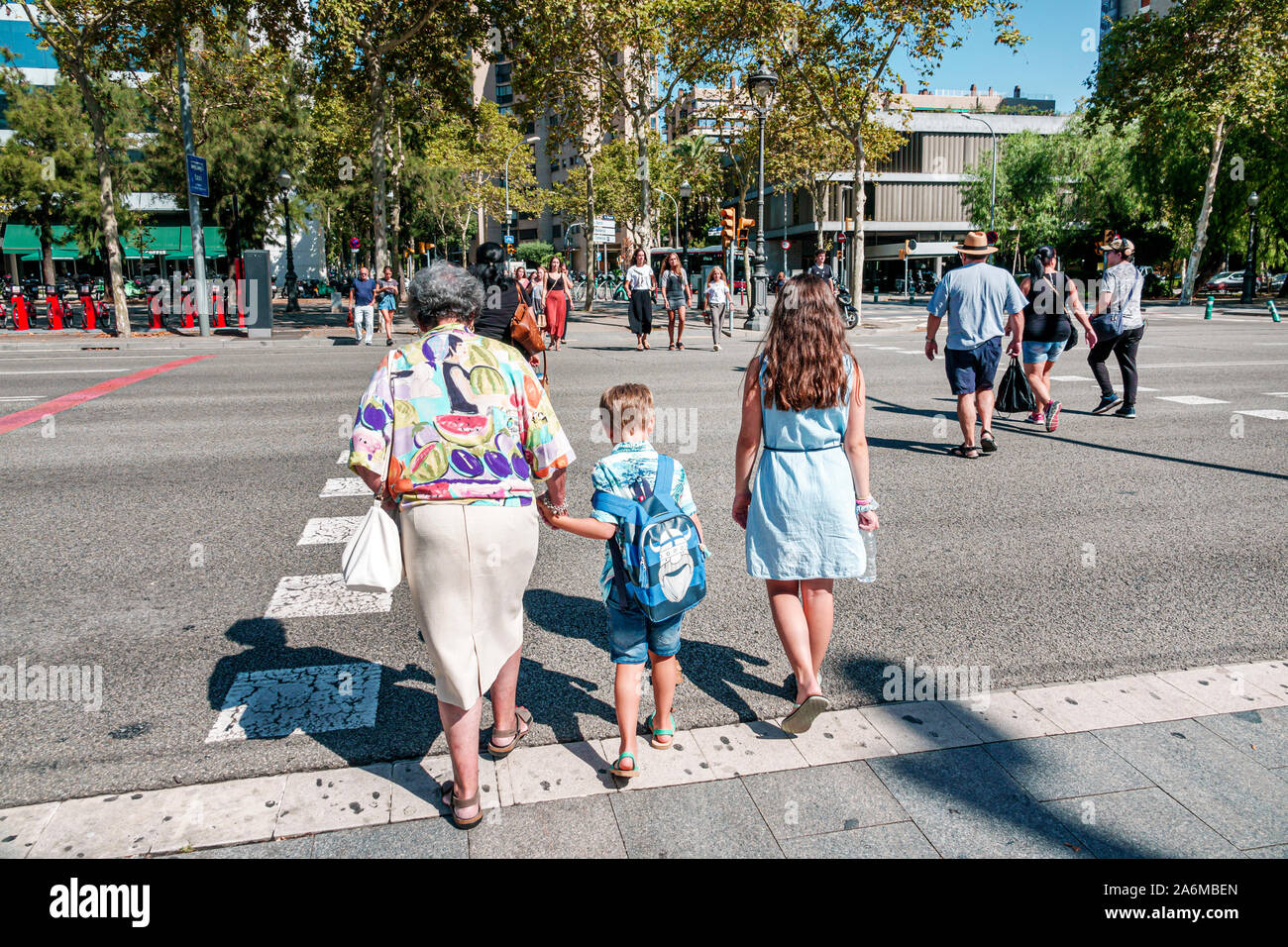Barcellona Spagna,Catalonia Les Corts,Avinguda Diagonal,traversata strada,donna,ragazza,ragazzo,nonna,nipote,a piedi,mano di tenuta,famiglia,ispanico,ES190 Foto Stock