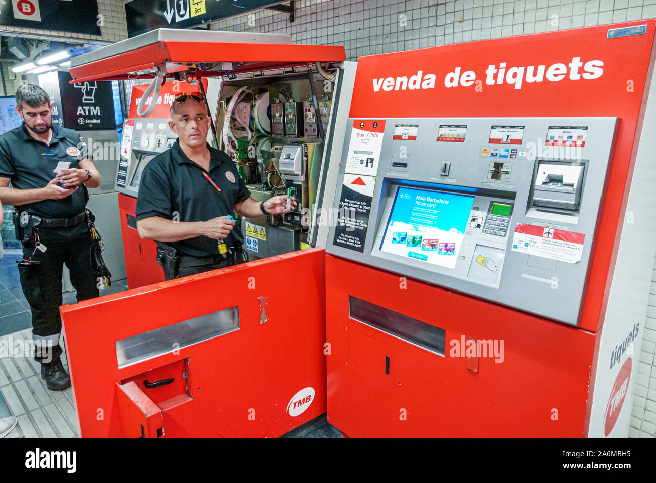 Barcellona Spagna, Catalonia Autoritat del Transport Metropolita ATM, Metro, Jaume i stazione, biglietto tariffa distributore automatico, uomo, servicer servizio riparazione r Foto Stock