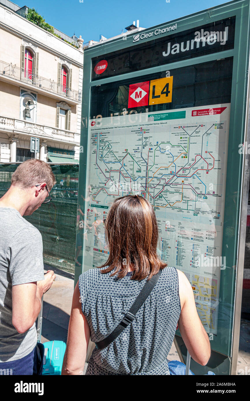 Barcellona Spagna,Catalonia Autoritat del Transport Metropolita ATM,Metro,Jaume i stazione,sopra ingresso terra,mappa del percorso,uomo,donna,coppia,ES190903021 Foto Stock