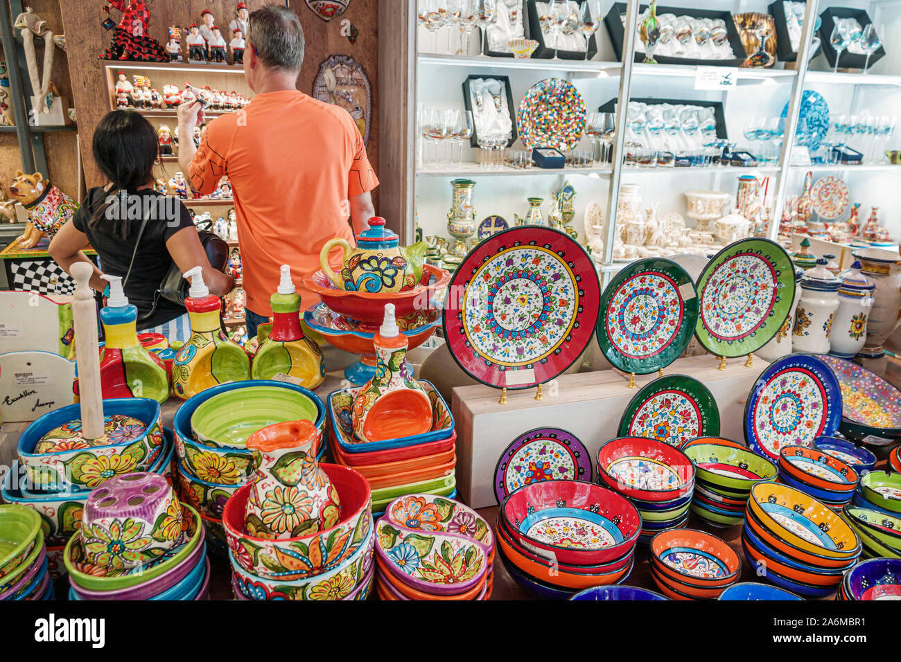 Barcellona Spagna,Catalonia Ciutat Vella,centro storico,Plaza De l'Angel,Art Escudellers,negozio di articoli da regalo,negozio,ceramiche dipinte a mano,stoviglie,stoviglie,stoviglie,posateria,discl Foto Stock