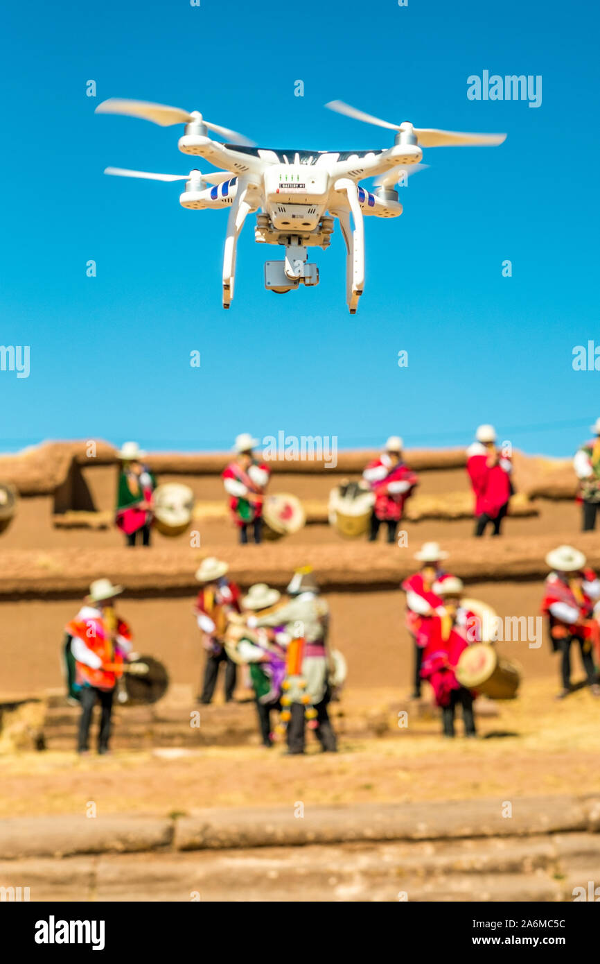 La Paz, Bolivia; 12 Settembre 2016: Drone Quadracopter le riprese di un tradizionale indigena boliviana Banda musicale sul famigerato Tiwanaku Tiwanacota tempio Foto Stock