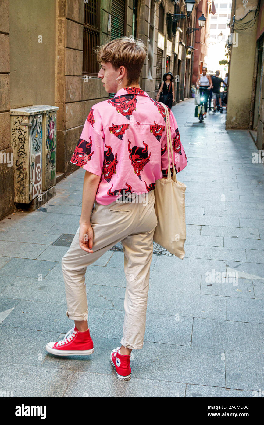 Barcellona Spagna,Catalonia Ciutat Vella,centro storico,ragazzo,teen,moda  trendy,stampa diavolo,camicia rosa,rosso Converse high top,ES190903128 Foto  stock - Alamy