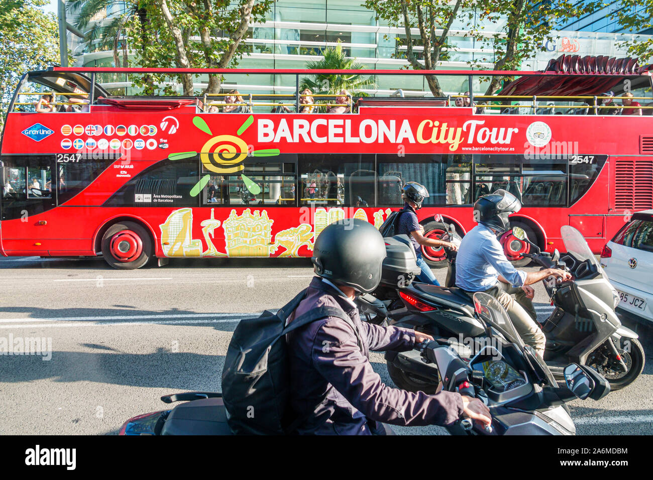 Barcellona Spagna,Catalonia Eixample,Avinguda Diagonal,strada principale,traffico,moto,casco,autobus a due piani,Tour della città di Barcellona,Eurzone,ES190 Foto Stock