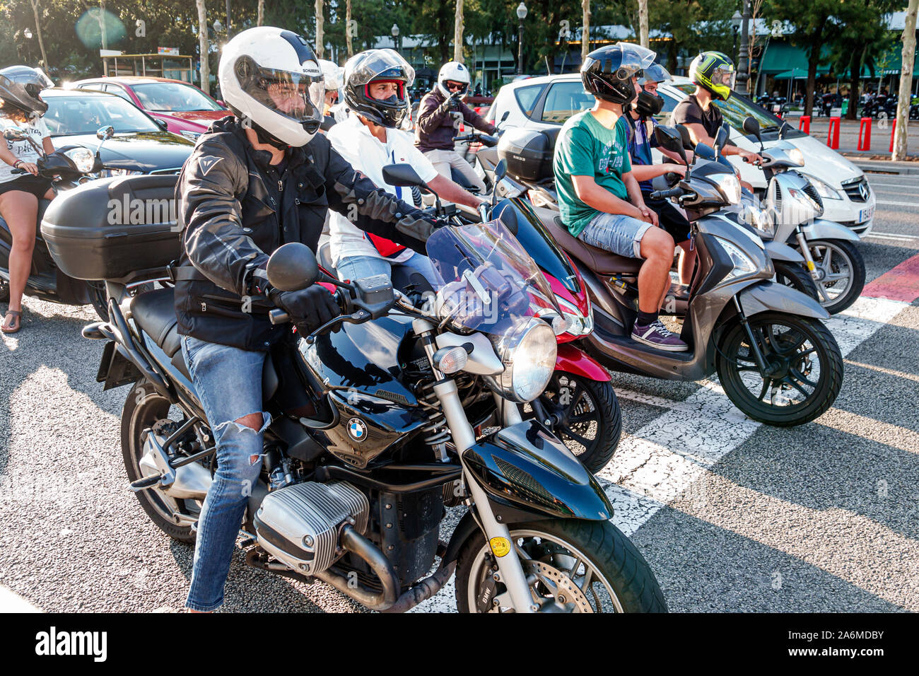 Barcellona Spagna,Catalogna Catalunya,Les Corts,Avinguda Diagonal,strada principale,semaforo,fermata,moto moto,scooter,helme Foto Stock