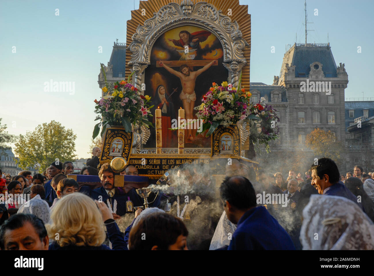 La gente festeggia San Lazzaro giorno vicino alla cattedrale di Notre Dame a Parigi, Francia Foto Stock