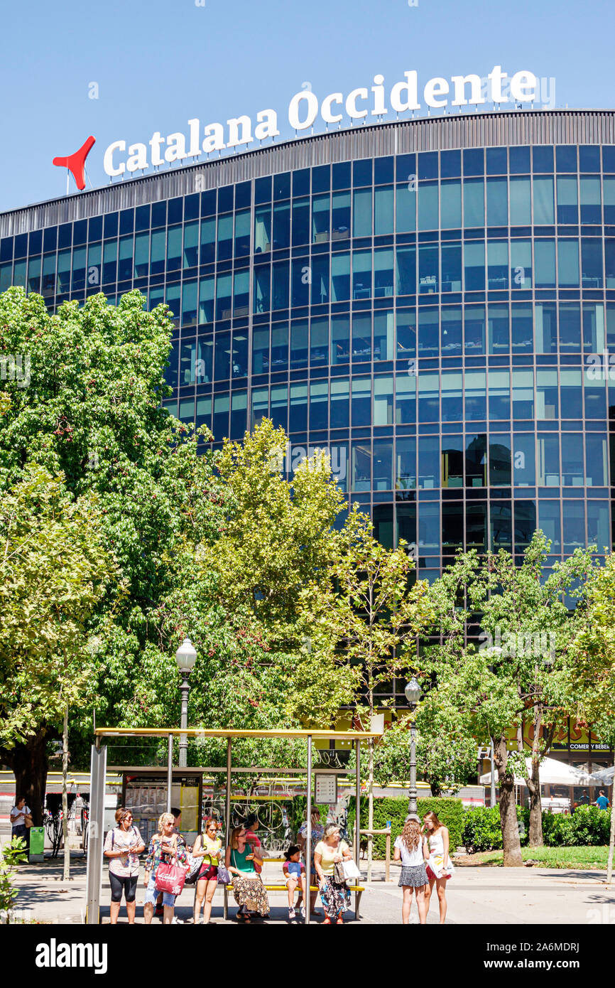 Barcellona Spagna,Catalonia Les Corts,Avinguda Diagonal,Assegurances Catalana Occidentent,sede aziendale,edificio,esterno,fermata autobus,rifugio,donna,ragazza,wa Foto Stock