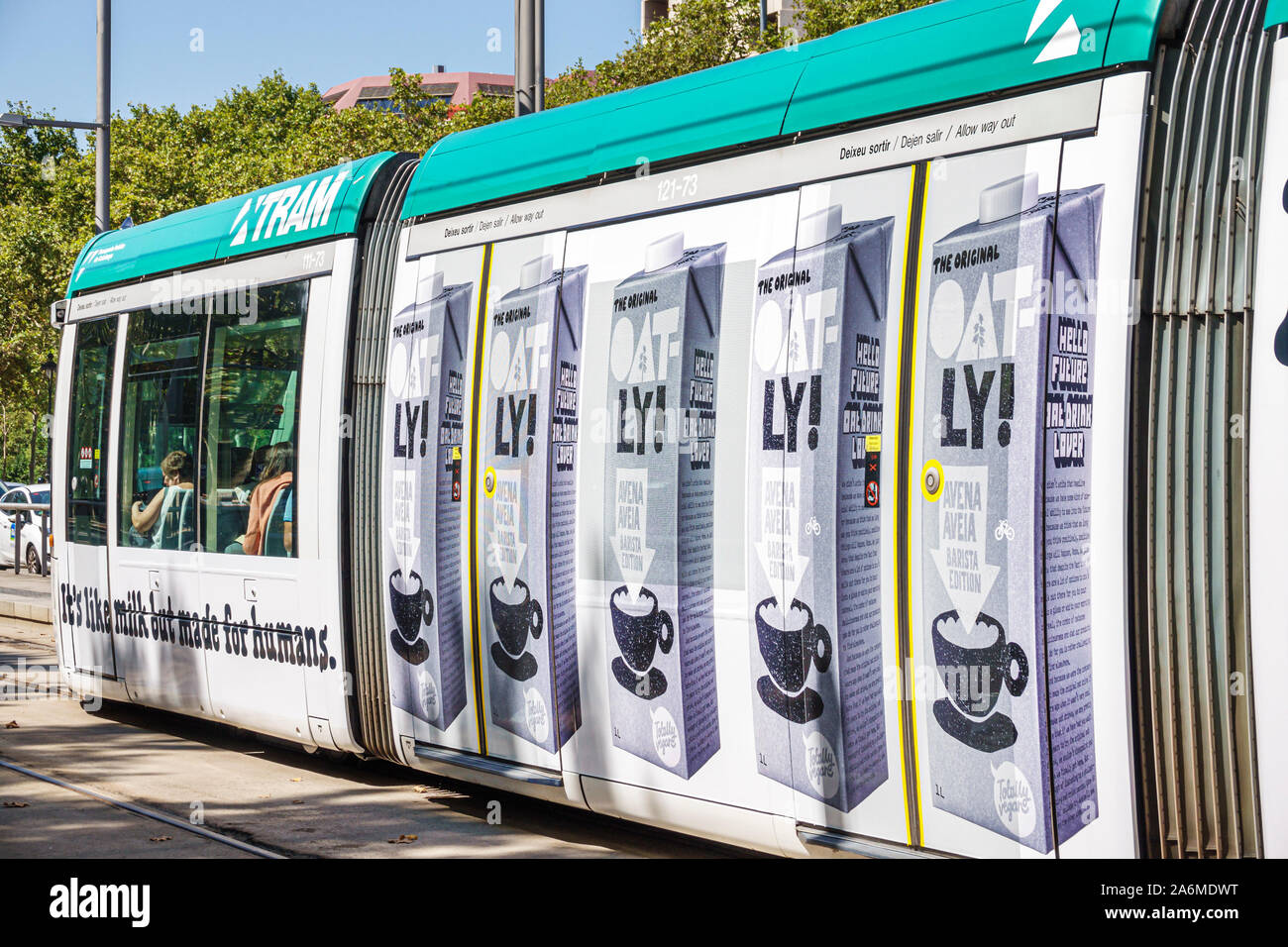 Barcellona Spagna,Catalonia Les Corts,tram,esterno,Trambaix,ferrovia leggera,pubblicità in lingua inglese,Oatly,oatmilk,ES190904043 Foto Stock