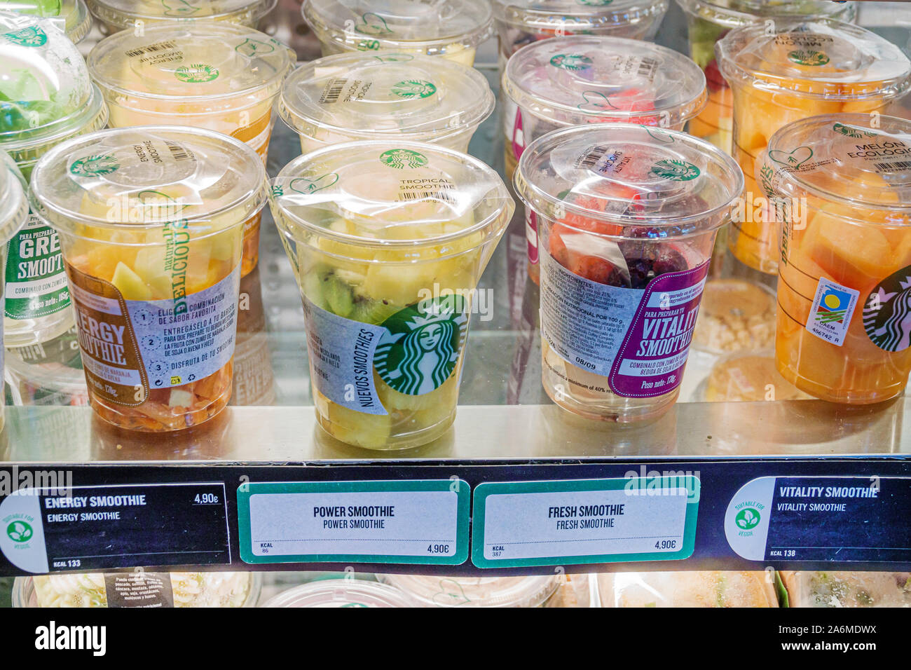 Barcellona Spagna,Catalonia Plaza de Francesc Macia,Starbucks,caffetteria,caffetteria,caffe' artigianale,custodia frigo,tazze di plastica,frutta power s Foto Stock