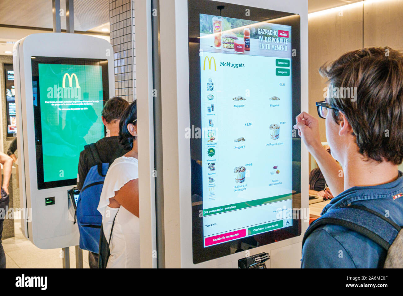 Barcellona Spagna,Catalonia Plaza de Francesc Macia,McDonald's, ristorante, fast food, all'interno, touch screen self-service chiosco di ordinazione, ragazzo, teen, ES19090405 Foto Stock