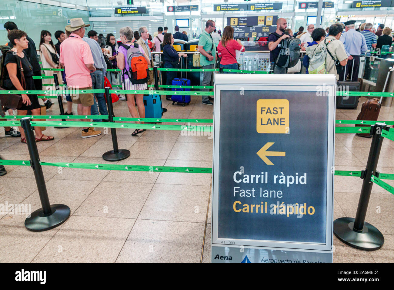 Barcellona Spagna,Catalonia Barcelona-El Prat Josep Tarradellas Airport BCN,terminal T1,controllo di sicurezza,corsia veloce,coda di linea,interno,passen Foto Stock