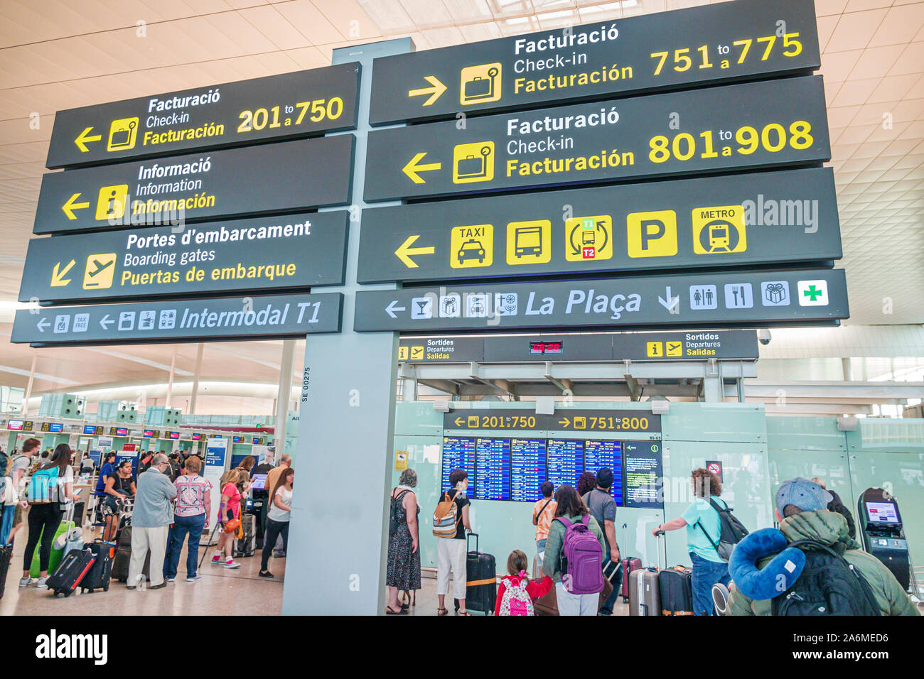 Barcellona Spagna,Catalonia Barcelona-El Prat Josep Tarradellas Airport BCN,terminal T2,indicazioni stradali,informazioni porte,passeggeri,bagagli,interno,uomo, Foto Stock