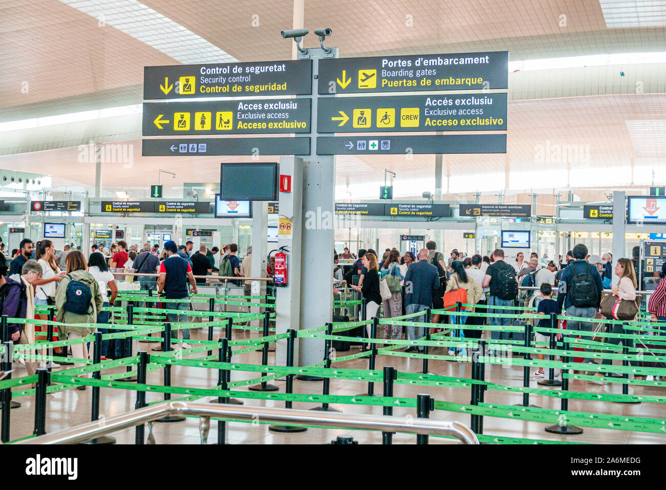 Barcellona Spagna,Catalogna Barcellona-El Prat Josep Tarradellas Aeroporto BCN,terminal T1,controllo di sicurezza,coda di linea,passeggeri,interno,ES190 Foto Stock