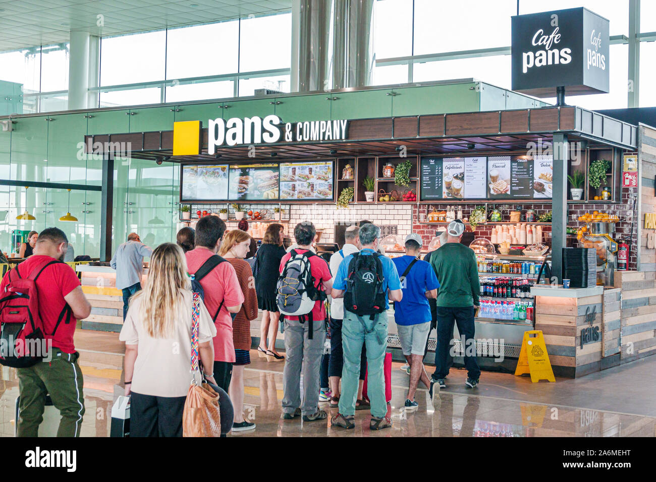 Barcellona Spagna,Catalonia Barcelona-El Prat Josep Tarradellas Airport BCN,terminal T1,A,Pans & Company,cafe,coffee shop,bancone,line,queue,man,woman,p Foto Stock