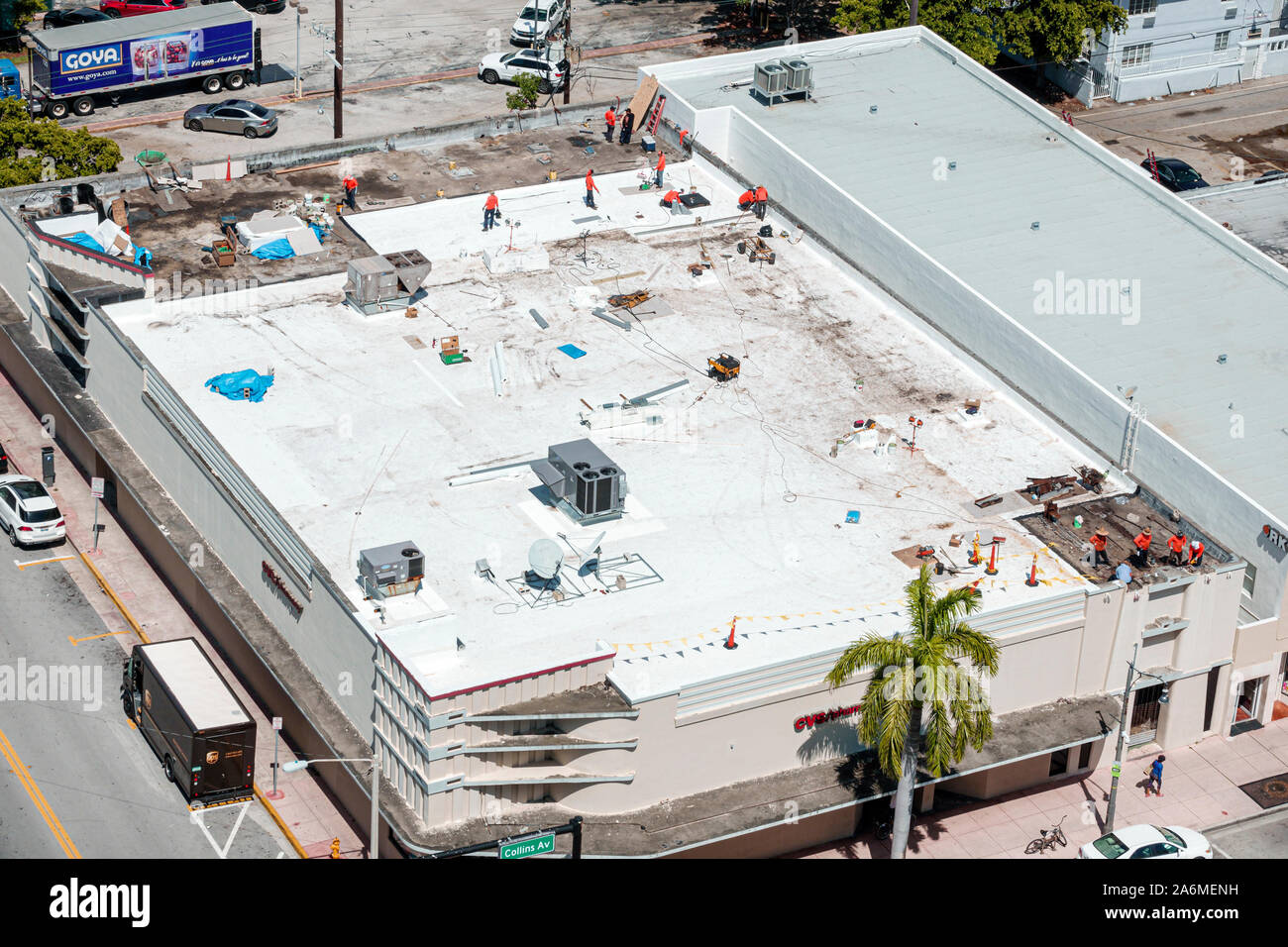 Miami Beach Florida,North Beach,CVS Pharmacy,building,exterior,comercial building,flat roof replacement repair,worker,laburers,crew,FL190819002 Foto Stock