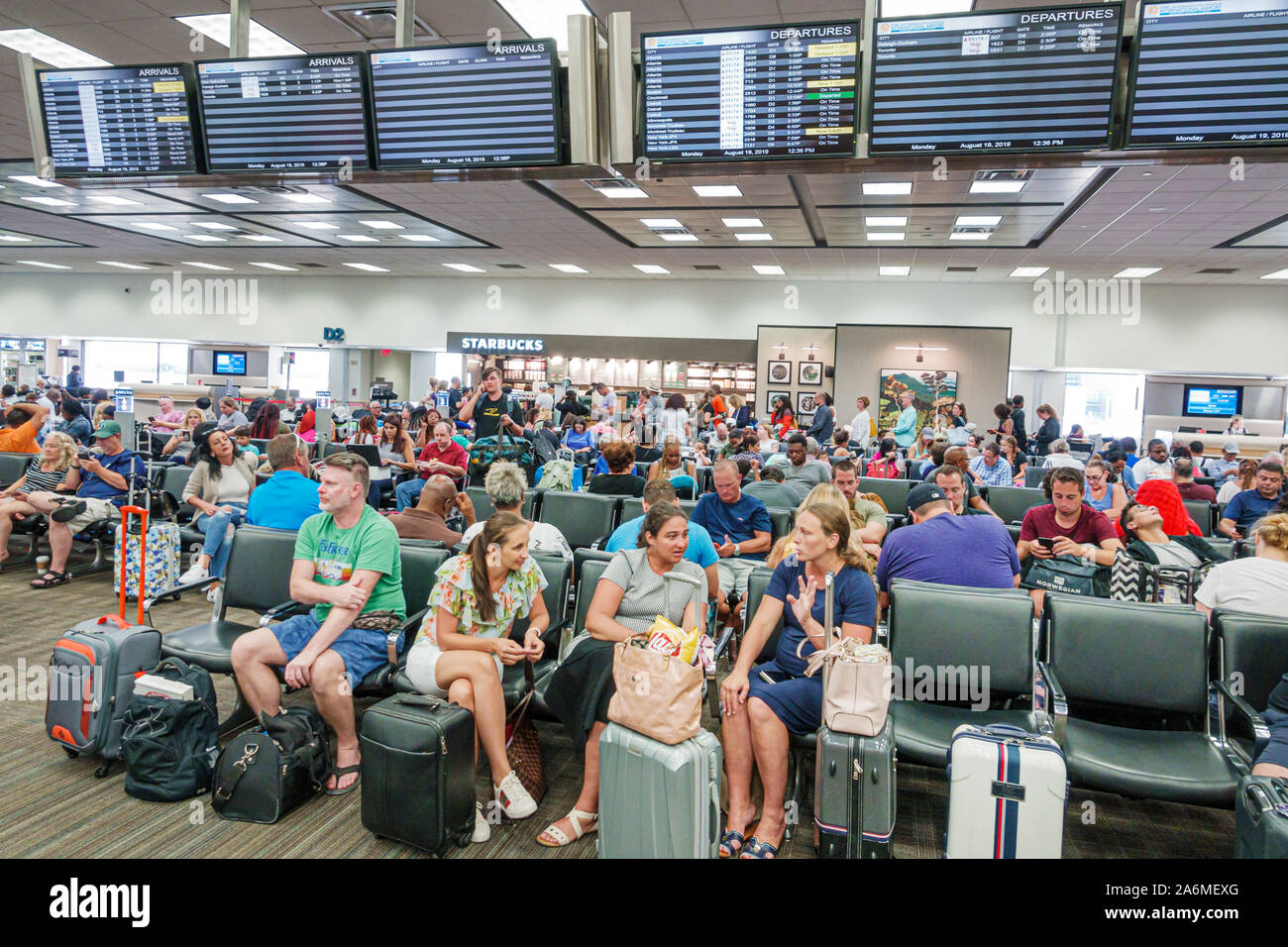 Fort ft. Lauderdale Florida, Fort Lauderdale-Hollywood International Airport FLL, Terminal 2, interno, area di attesa passeggeri, posti a sedere, affollato, uomo, donna, lug Foto Stock