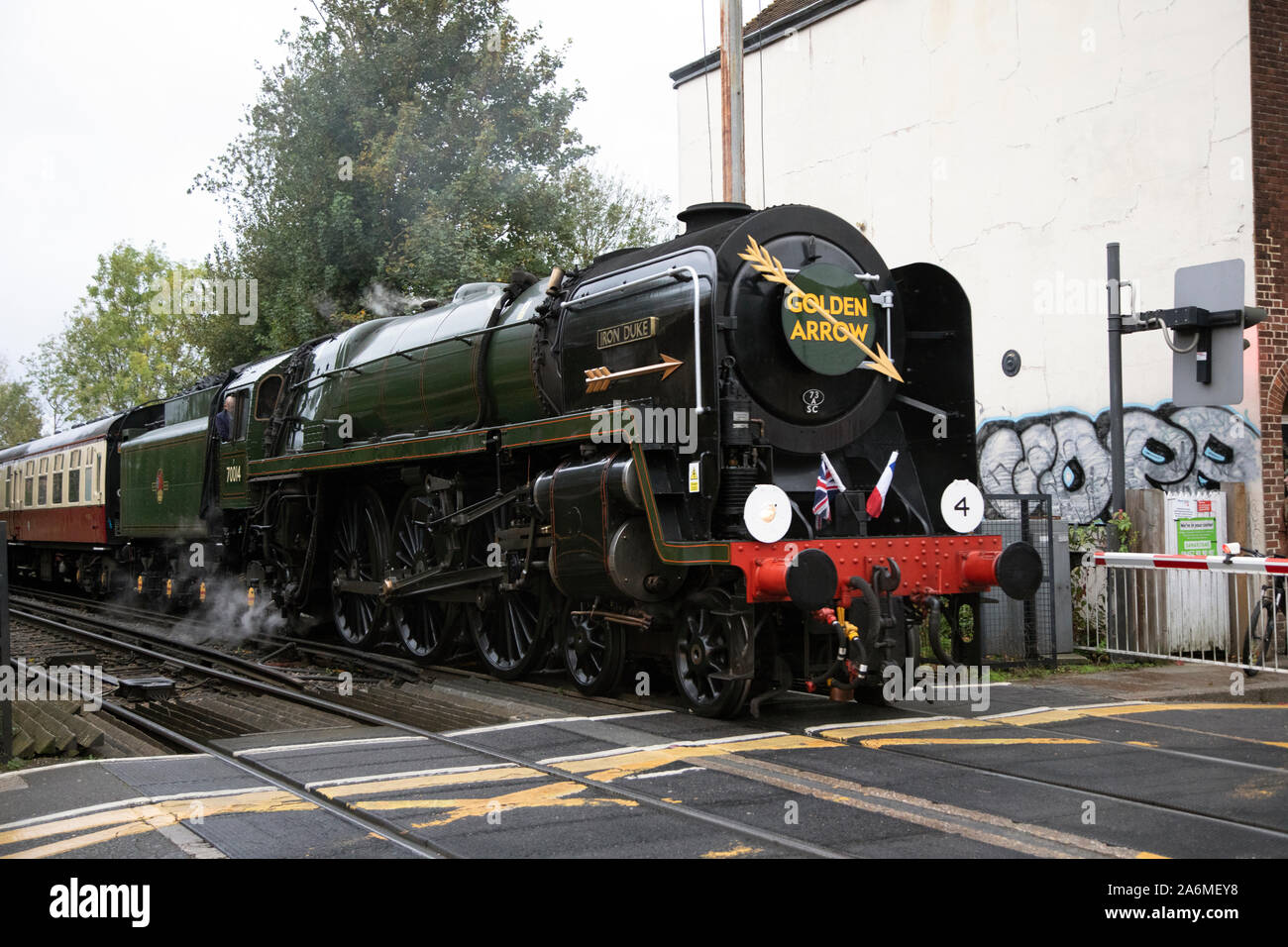 BR Standard Classe 7 locomotiva a vapore 70014 Duca di ferro passando St Dunstans passaggio a livello, Canterbury Kent mentre tira la Golden Arrow il 26/10/19. Foto Stock