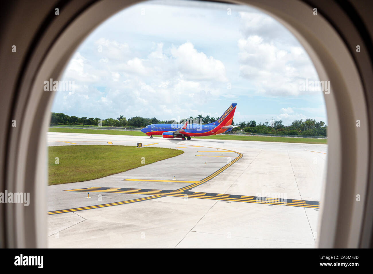 Fort ft. Lauderdale Florida,Fort Lauderdale-Hollywood International Airport FLL,Delta Airlines,aereo,interno,vista attraverso la finestra,pista,Sou Foto Stock