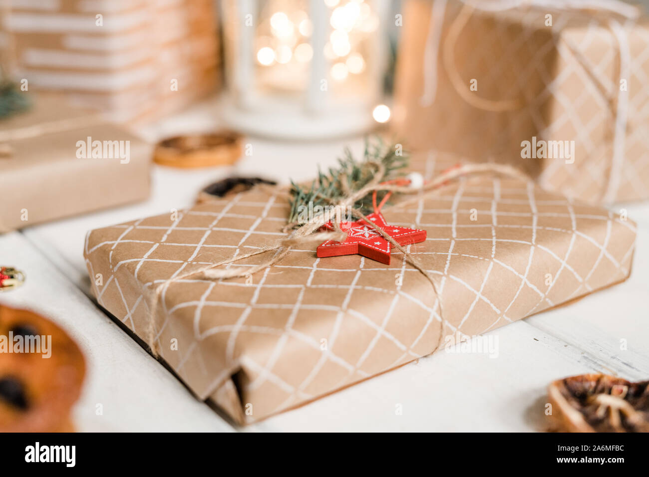 Confezionato e imballato giftbox con la stella rossa e di conifere in cima pronto per Natale Foto Stock