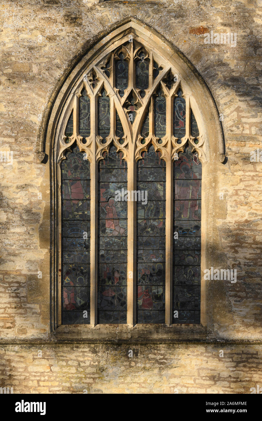 Finestra con stile gotico tracery pannello chiesa di San Giovanni Battista Burford Oxfordshire England Regno Unito Foto Stock