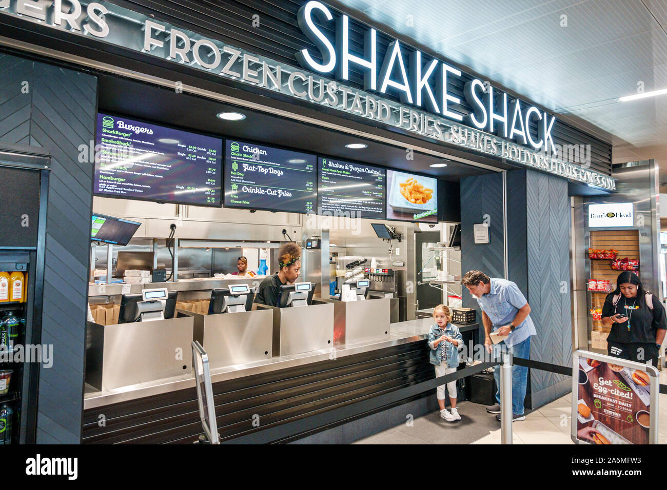 Georgia, Atlanta, Hartsfield-Jackson Atlanta International Airport, terminal, interno, di fronte, Shake Shack, ristorante, fast food, hamburger, milkshakes, Black, m Foto Stock