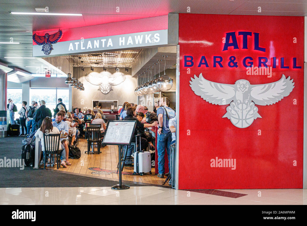 Georgia, Atlanta, Aeroporto Internazionale Hartsfield-Jackson Atlanta, terminal, interno, ATL Bar & Grill, ristorante, tema della squadra sportiva, cena, tavoli, uomo, donna Foto Stock