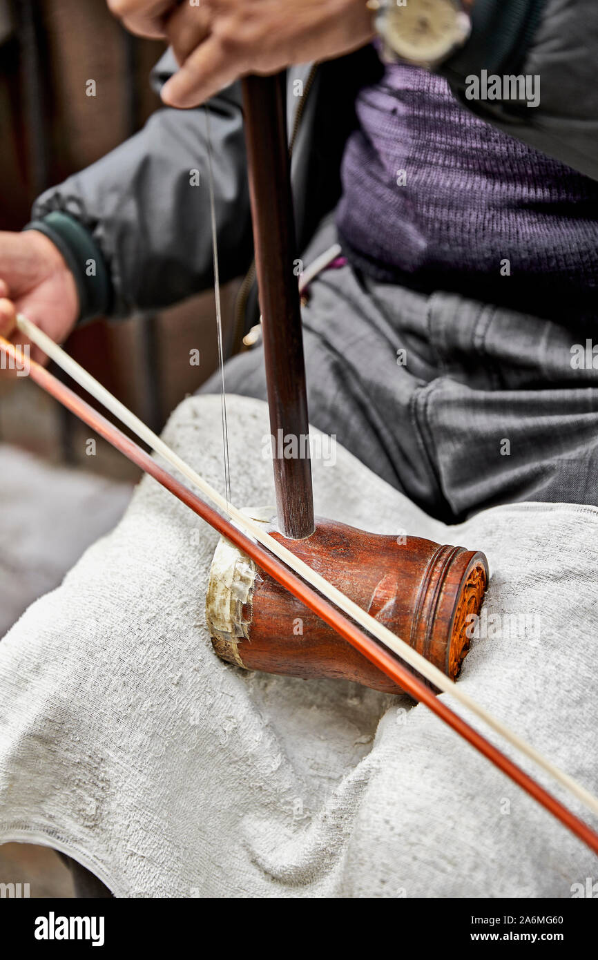 San Francisco, California, Stati Uniti d'America - 15 dicembre 2018: l'uomo gioca Erhu, cinese tradizionale violino, a Chinatown. Foto Stock