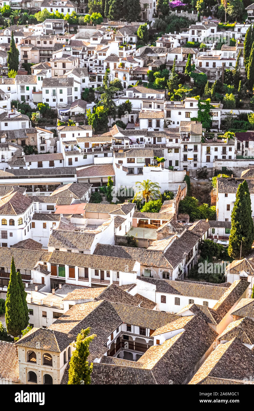 Storico quartiere di Albaycín a Granada, Andalusia, Spagna fotografato dal di sopra. Stradine strette con case tradizionali risalenti al medioevo regola musulmano della città. Architettura moresca. Foto Stock