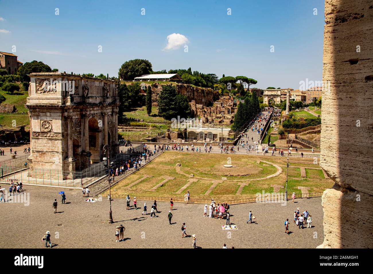 Roma, Italia, 5 2018 agosto una vista verso il Foro Romano dal Colosseo, compreso il celebrativo Arco di Costantino Foto Stock