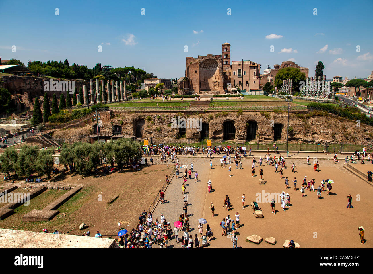 Roma, Italia, 5 2018 agosto una vista verso il Foro Romano dal Colosseo, compreso il celebrativo Arco di Costantino Foto Stock