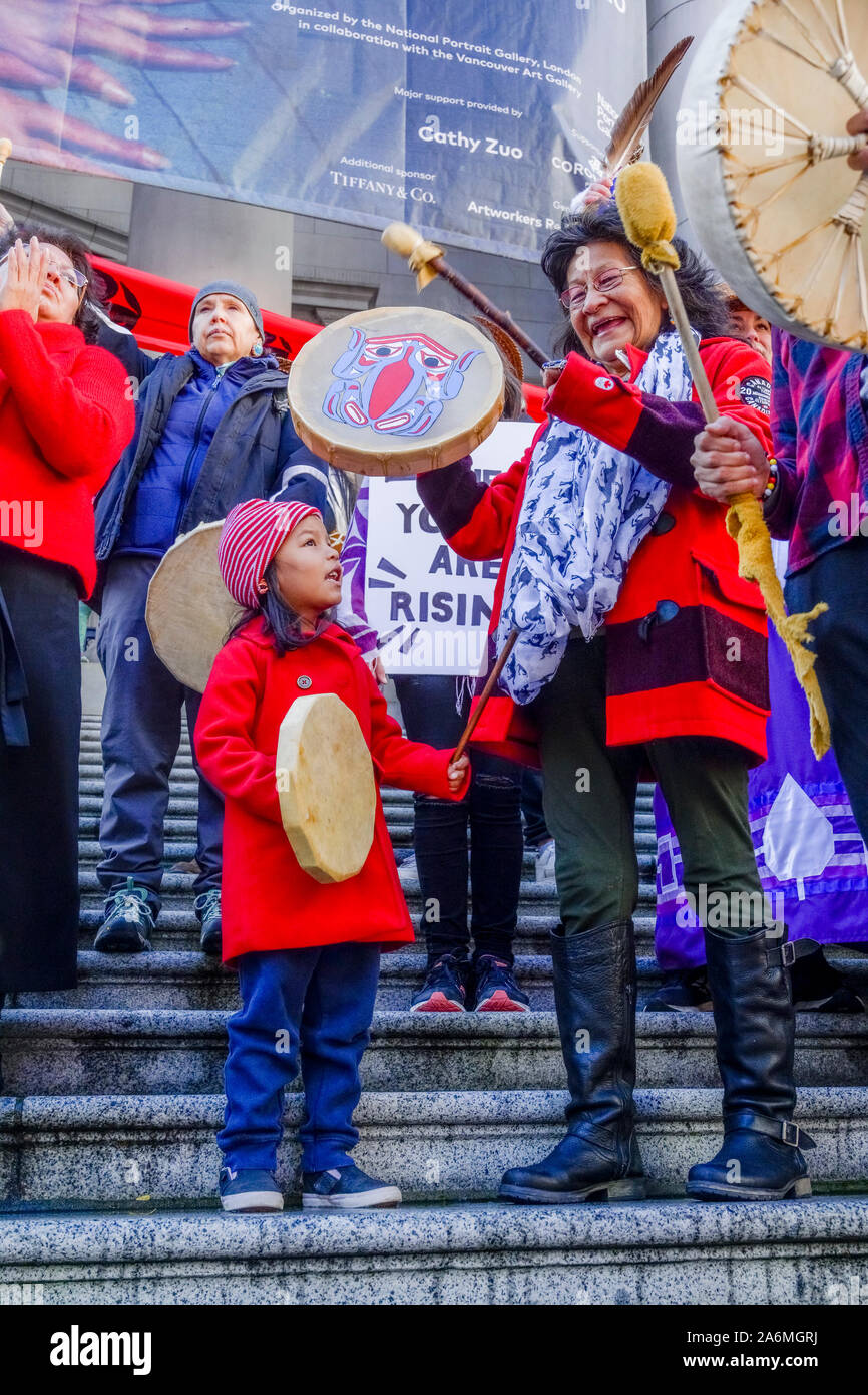Indigeni anziani tamburo al clima sciopero, Vancouver, British Columbia, Canada Foto Stock