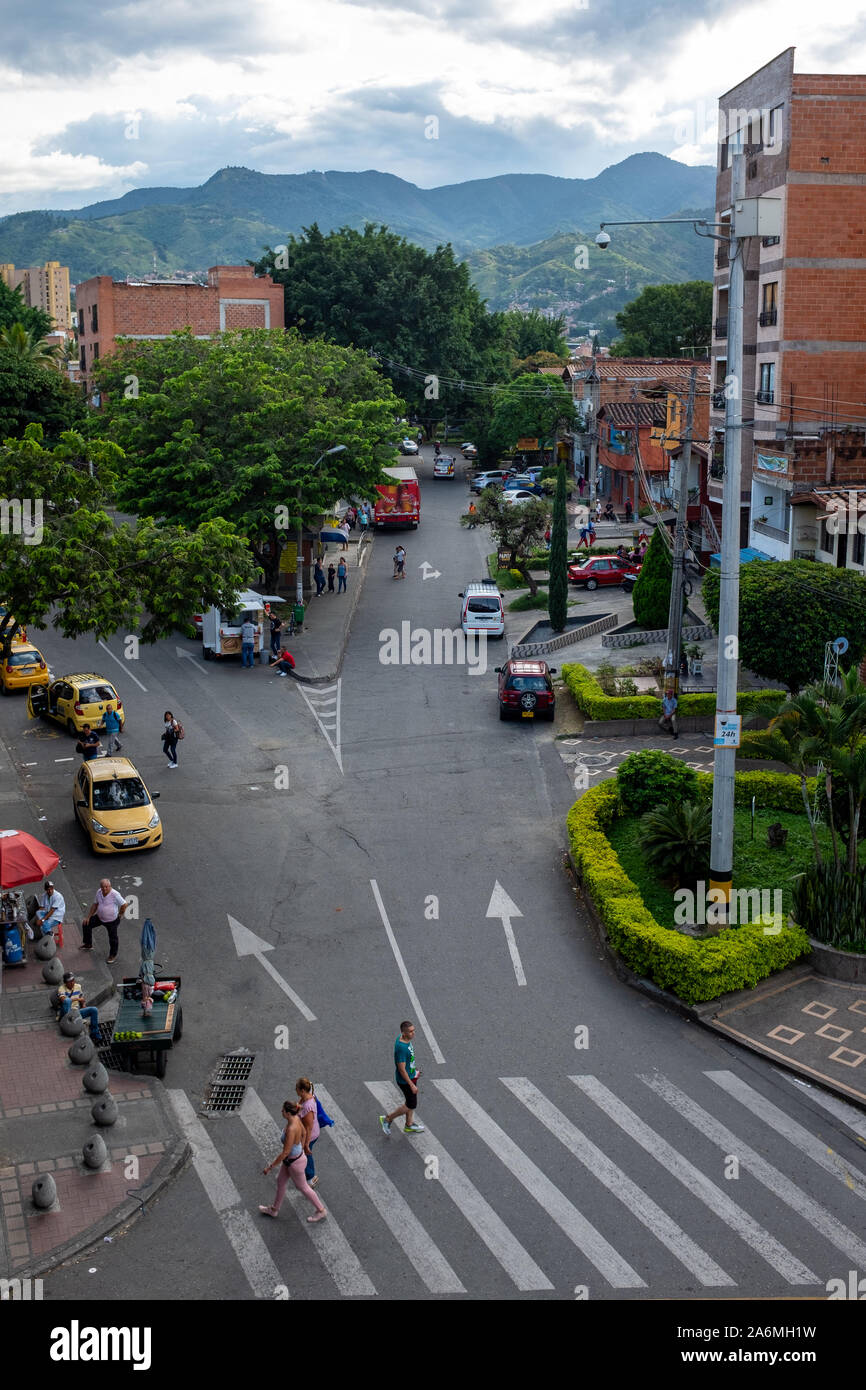 Medellín, Antioquia /Colombia, 28 Gennaio 2019: ambulanti, Passerbies, motocicli e Taxi a La strada commerciale vicino alla stazione di Santa Lucía su Foto Stock