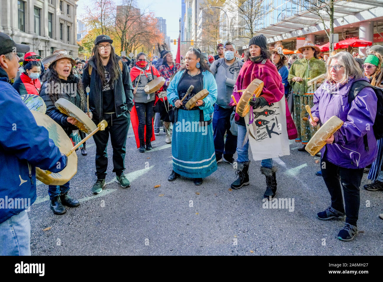 Gli attivisti indigeni drum circle al clima colpire con Greta Thunberg, Vancouver, British Columbia, Canada Foto Stock