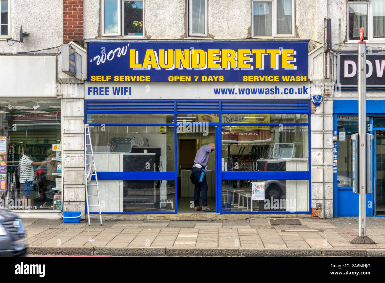 Il Wow lavanderia a gettoni in un corteo di shopping in Downham, a sud di Londra. Foto Stock