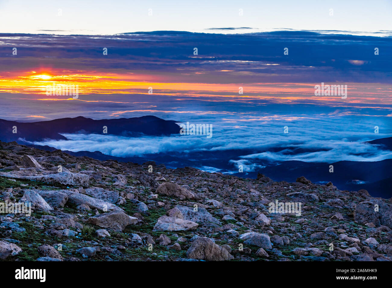 Una bellissima alba sopra le nuvole in Colorado Foto Stock