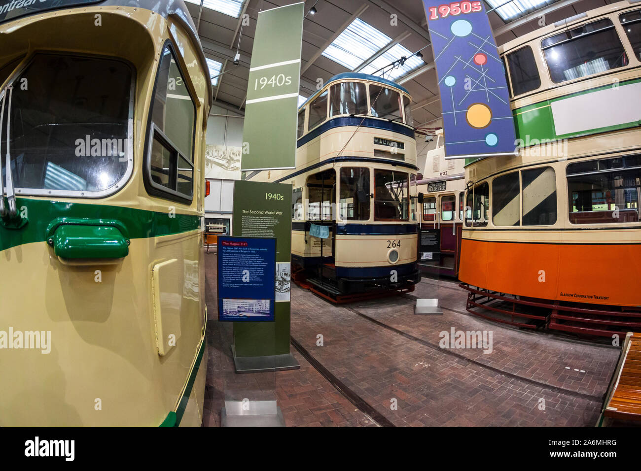 La grande sala espositiva, la National Tramway Museum a Crich tramvia Village, Crich, Derbyshire Foto Stock