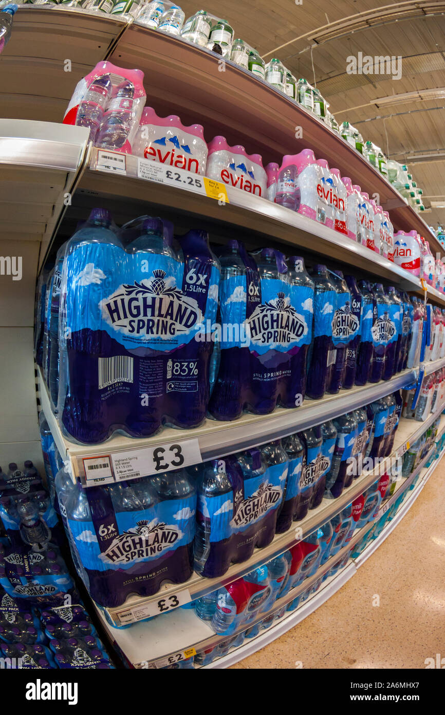 Confezioni Di Acqua In Bottiglia su scaffali Supermarket Foto Stock