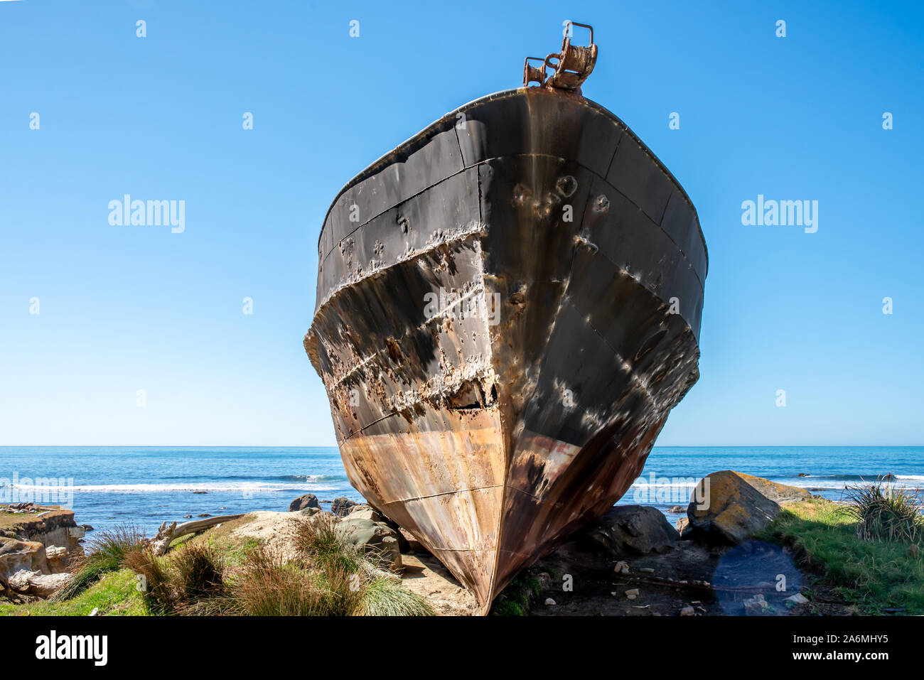 Abbandonato rusty guscio del vecchio naufragio magnete spiaggiata su Wairarapa costa di roccia bianca Foto Stock